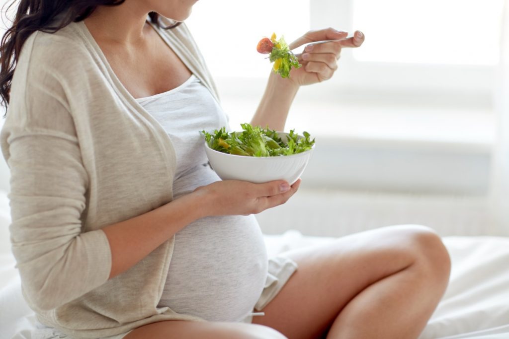 Femme enceinte qui mange
