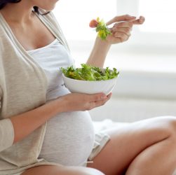 Femme enceinte qui mange