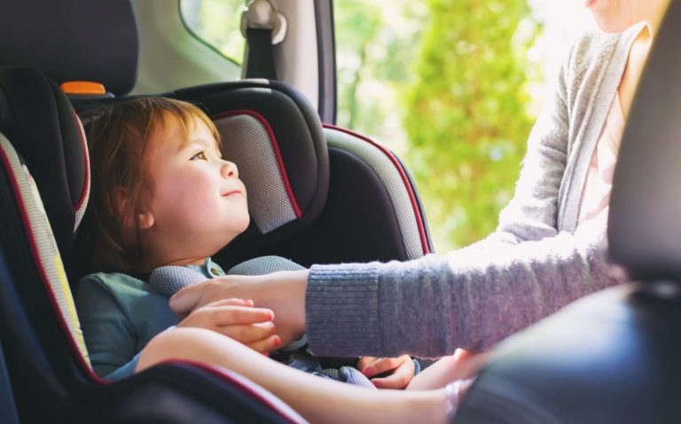 Comment bien protéger son enfant en voiture ?